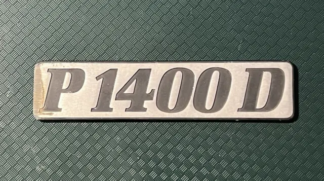 RENAULT P 1400 D - DISTINTIVO AUTO/EMBLEMA IN METALLO - 185x43 MM