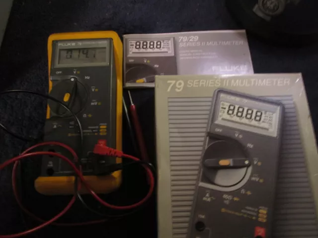 (1) Very Clean Fluke 79 Series 2 Multimeter with Original Box with Manuel