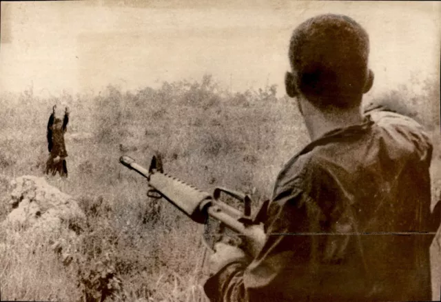 LG44 1969 Wire Photo ENEMY SOLDIER UNDER THE GUN US MILITARY VIETNAM WAR AMBUSH