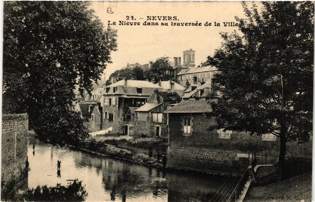 CPA NEVERS - La Nievre dans sa travernée de la Ville (457020)