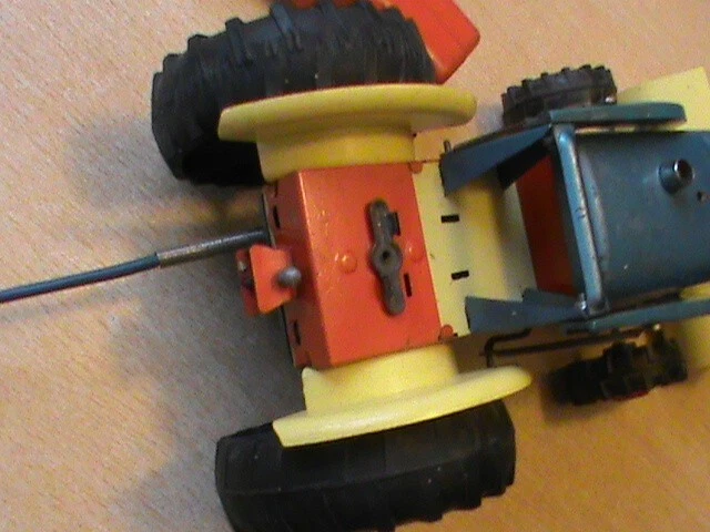 Tracteur jouet ancien tole et plastique GAMA en l'etat 6