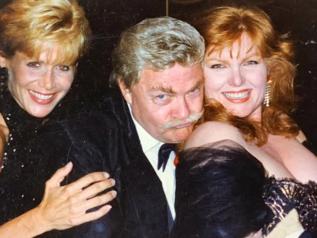 AvF) 4x6 Found Photo Photograph Rip Taylor Comedian Posing With Beautiful Women