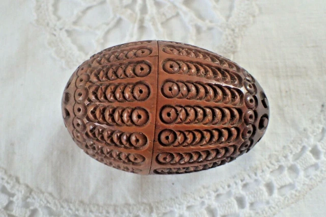 Ancien œuf / Noix De Corozo Sculptée - Boîte à Chapelet Vintage - Objet Religieux Ancien - Occasion