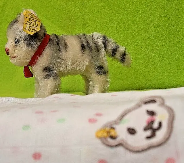 steiff 2700/10 - Katze Tabby Mohair stehend 10cm fest rote Schleife Glöckchen KF