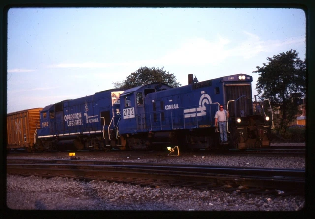 Railroad Slide - Conrail #2102 Switcher Locomotive 2000 Freight Train Yard