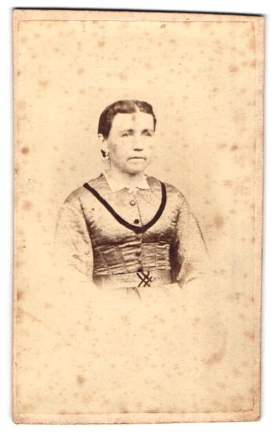 Fotografie J. Wangler, Kaufbeuren, Portrait junge Dame im glänzenden Kleid