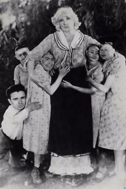 SCARY FREAKY ODD STRANGE Circus Side Show BIZARRE VINTAGE PHOTO WEIRD A21