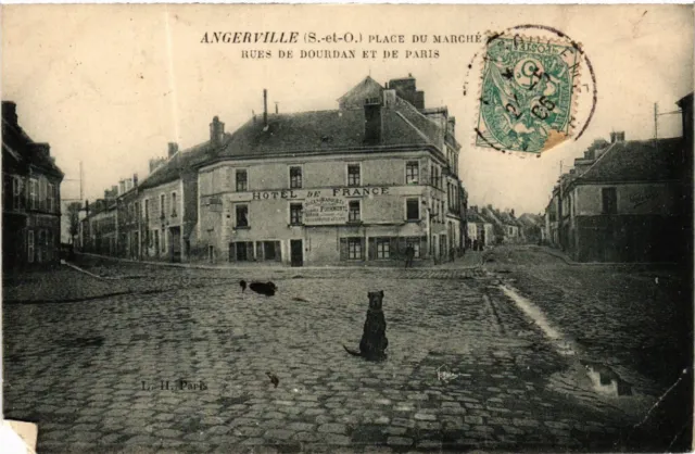 CPA Angerville - Place du Marché - Rues de DOURDAN et de Paris (489168)