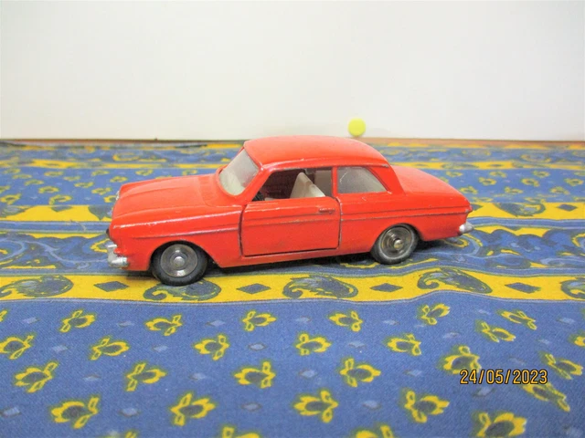 DINKY TOYS  ford taunus   EPAVE     1/43