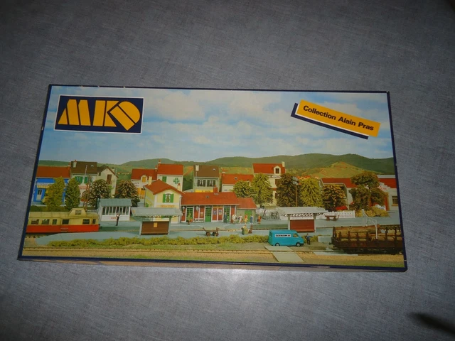 MKD maquette à monter la gare et son environnement 599
