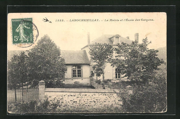 CPA Larochemillay, La Mairie et l´Ecole des Garcons