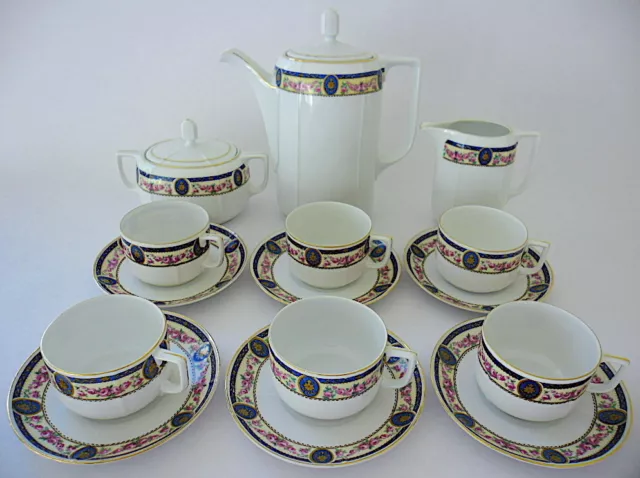 Service à café en porcelaine (MZ) : cafetière, sucrier, crémier, et six tasses.