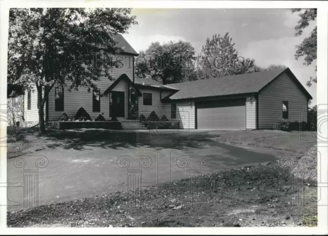 1990 Press Photo Remodeled House with an Addition in Brookfield, Wisconsin