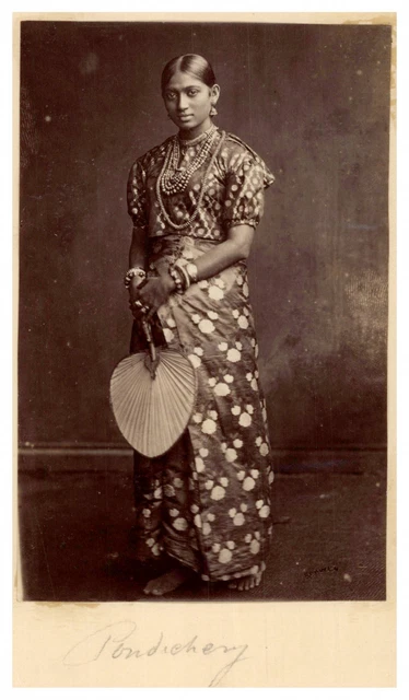 Une femme portant une coiffe colorée et un fond rouge photo – Photo