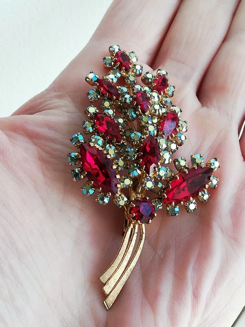 Broche Ancienne Dorée Avec Pierre De Cristal Rouge Et Brillants - Bijou Vintage