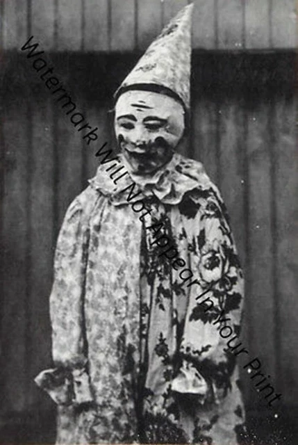 STRANGE WEIRD BIZARRE CREEPY CRAZY FREAKY Creepy Circus Clown VINTAGE PIC