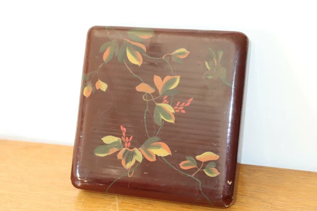 Boîte laquée noire à décor doré de fleurs et d'une jonque aux abords d