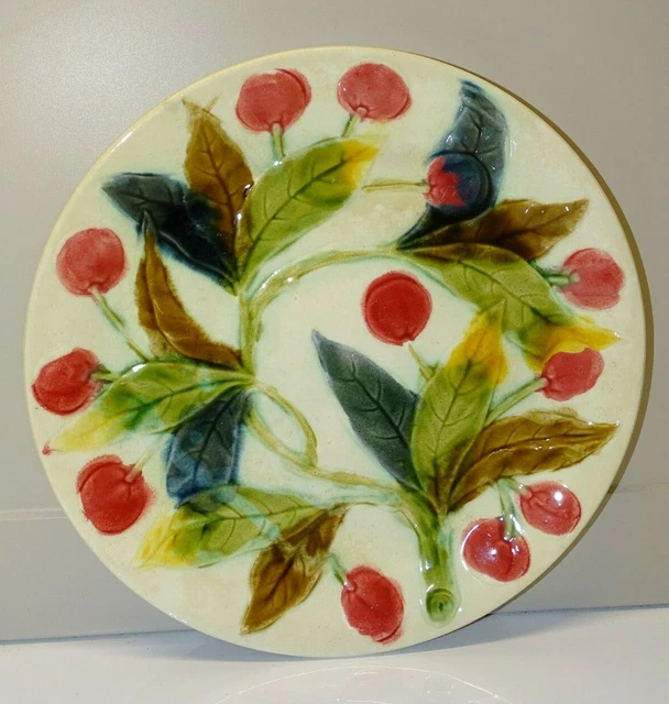 BELLE ANCIENNE ASSIETTE BARBOTINE décor de CERISES COLLECTION DECO VITRINE