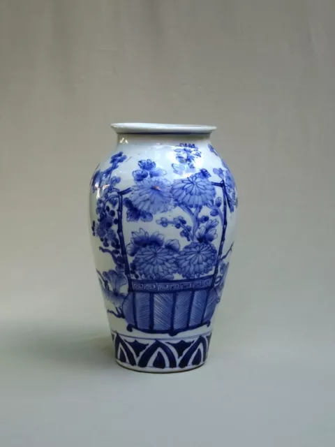 A VOIR! BEAU VASE BALUSTRE du XIXème en PORCELAINE de CHINE, DÉCOR BLANC BLEU