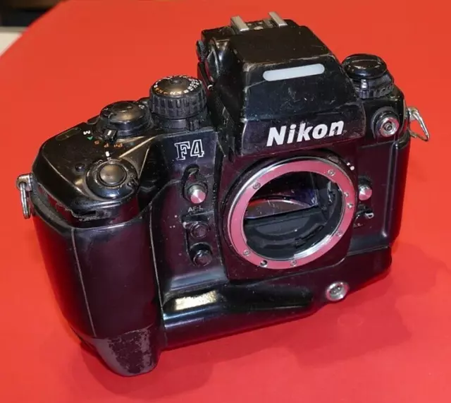 Nikon F4 con MB 21 desafortunadamente defectuosa para manitas de distribuidor especializado