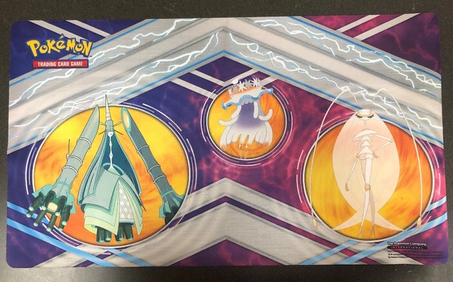 Tapis De Jeu Pokémon TCG Caterpie Munch Time - Néoprène, Dimensions 60,9 X 35,5 Cm, Original Pokémon Center