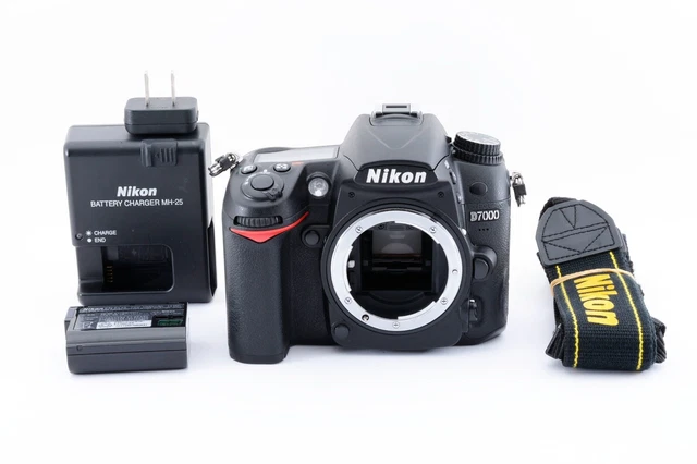 1990585）Nikon Digital SLR Camera D7000 Body