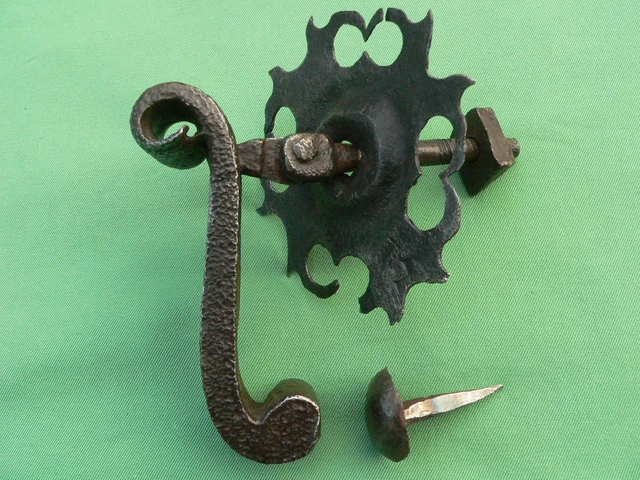 Heurtoir marteau de porte d'entrée pendeloque rosace ouvragée fer forgé ancien