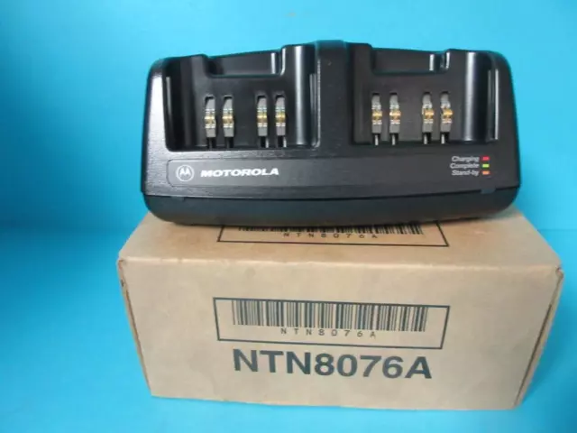 New in Box Motorola OEM Desktop Dual Radio Charger NTN8076A Model BC6LMVIR01