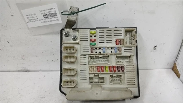 BOITIER FUSIBLES RELAIS Renault SCENIC II 1.9 dCi D (131 CV) 519158083