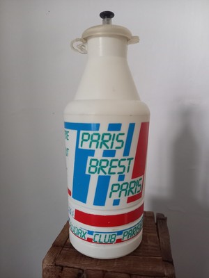 1 porte cles velo cyclisme  cycliste velophile Naintreenne  recto/verso 