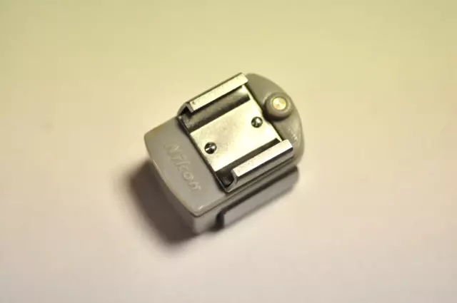 Adaptador de zapatos flash de la marca Nikon para la Nikon F.