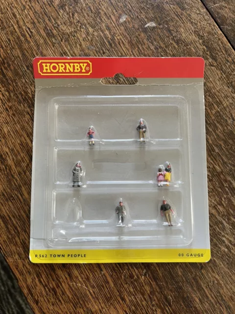 HORNBY OO GAUGE R7116 SET OF 7 TOWN PEOPLE - Opened