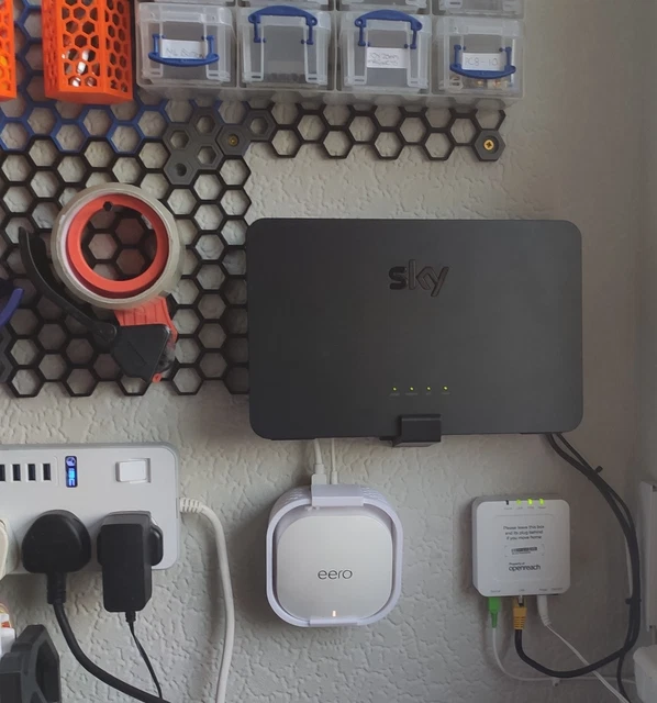 Staffe A Muro Per Sky Broadband Hub SR203 - Supporto Per Router Domestico Wireless - AK3D Studio