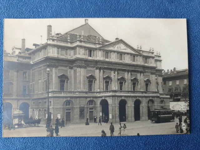 Cartolina non Viaggiata Milano Piazza della Scala con Tram