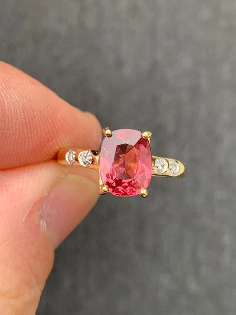 Anello in oro rosa con prasiolite taglio cuscino con contorno di diamanti, rodolite rosa, tormalina rosa e verde, peridoti | BONBON Anello in oro rosa con prasiolite taglio cuscino con contorno di diamanti, rodolite rosa, tormalina rosa e verde, peridoti | BONBON