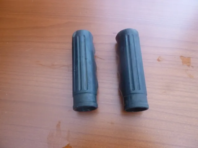 pair of retro 1970s/80s standard handlebar grips black