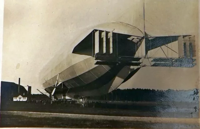 1915 gut gesicherter Zeppelin Luftschiff am Flugplatz bei Wartungshalle Foto