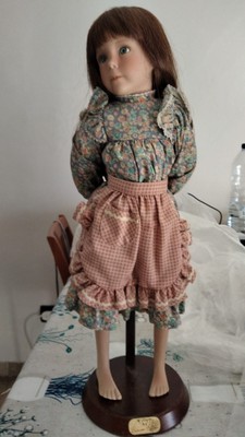 48 cm 120578 Bambola in porcellana con vestito e orsacchiotto 