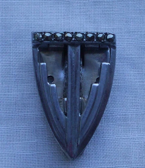 CLIP DE REVERS ARGENT MASSIF RHODIé ET MARCASSITES EPOQUE ART-DECO: 5,8 GRAMMES.