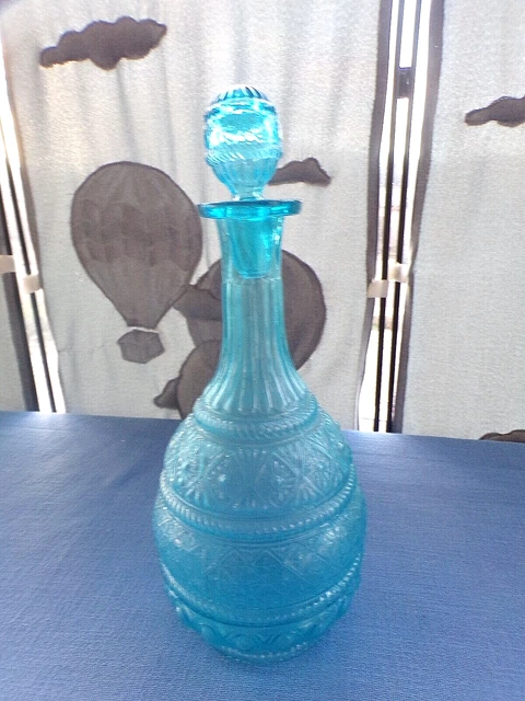 Ancienne grande carafe à décanter le vin en verre coloré bleu-avec son bouchon