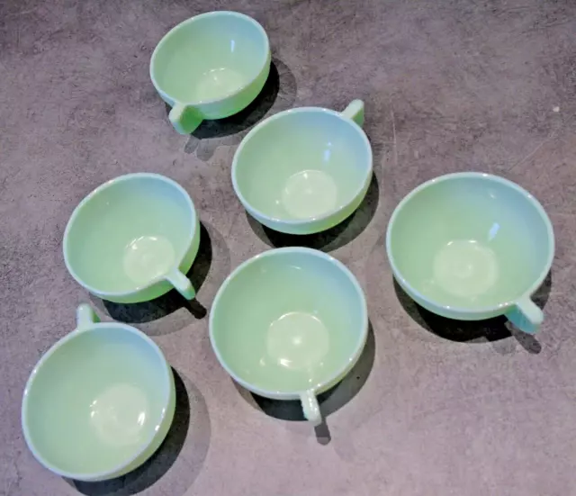 Lot de 6 tasses vintage en opaline vert pâle, dans le style art déco