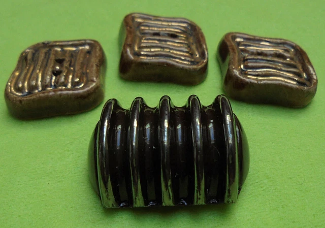 Boutons anciens en céramique émaillée et bouton en verre opalin - 4 boutons -