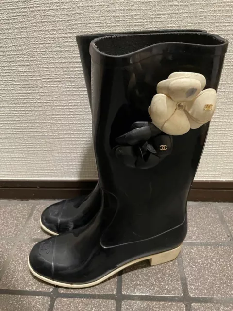 Fashionfromuk on X: Stylish CHANEL Camellia Flower rain boots SZ 36, a  must have for rainy days ☔️👢 . . . . . #chanelrainboots #chanelwellies  #chanelboots #chanelshoes #rainboots #chanel #londonfashion #fashion #ootd  #fashionfromuk