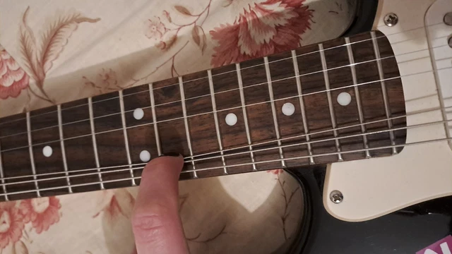 Mini guitare électrique noire Squier by Fender HELLO KITTY Stratocaster vendeur américain 6