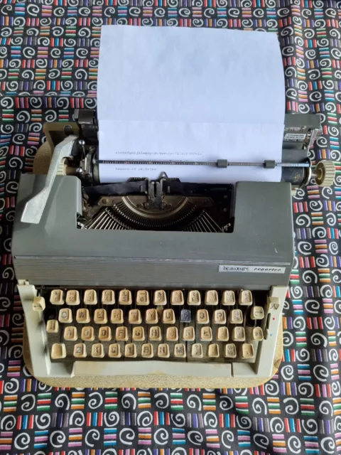 1960's Beaucourt Reporter Vintage Typewriter