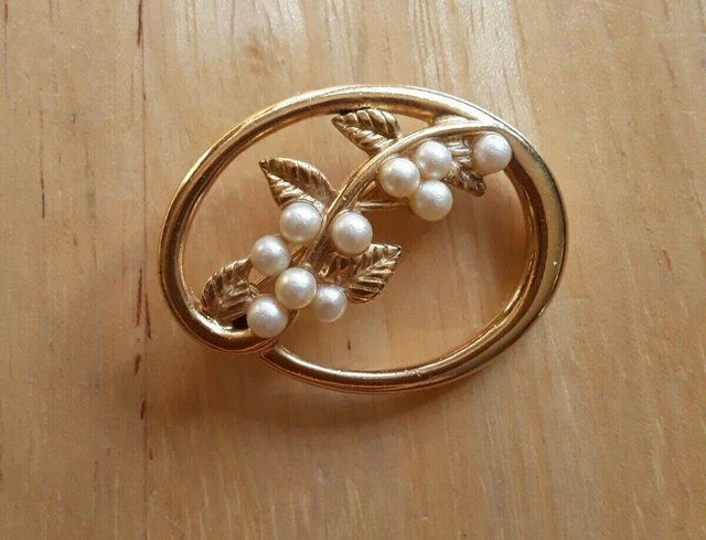 VINTAGE CROWN TRIFARI Gold Tone Faux Pearls Ribbon Style Wreath