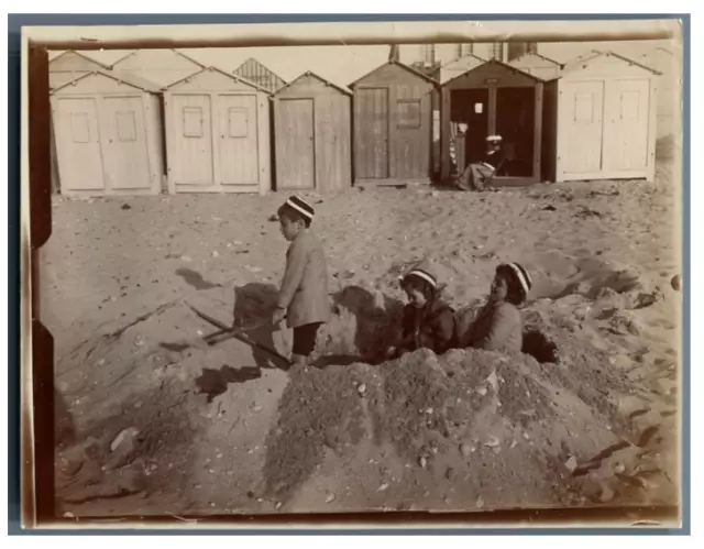 France, Pas de Calais, Wimereux. Enfants jouant dans le sable  Vintage silver pr