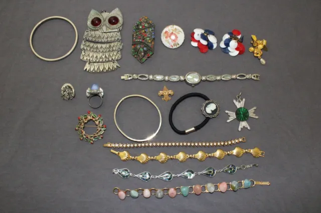 Grandmas Junk Drawer -  Lot Of Vintage Jewelry And Accessories