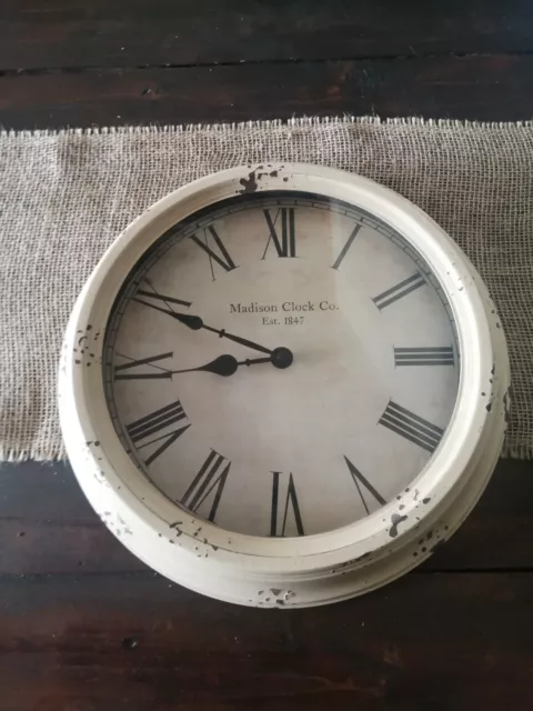 Retrowanduhr mit römischen Zahlen