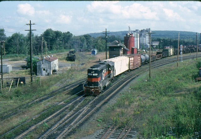 Boston & Maine (G) GP-40-2 # 311+T '1989'@ E.Deerfield ORIGINAL 35MM color slide